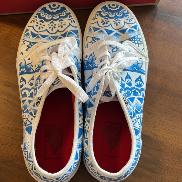Custom painted new Vulcanized Vans white & blue Henna style - Picture 7 of 11